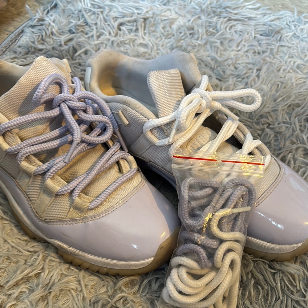 AIR JORDAN 11 LOW WMNS "Pure Violet" Size 8 Women - Picture 9 of 9